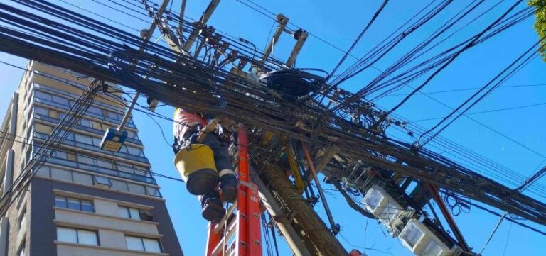 Multan a dos compañías telefónicas por no mantener sus redes eléctricas en buen estado en el Bío Bío