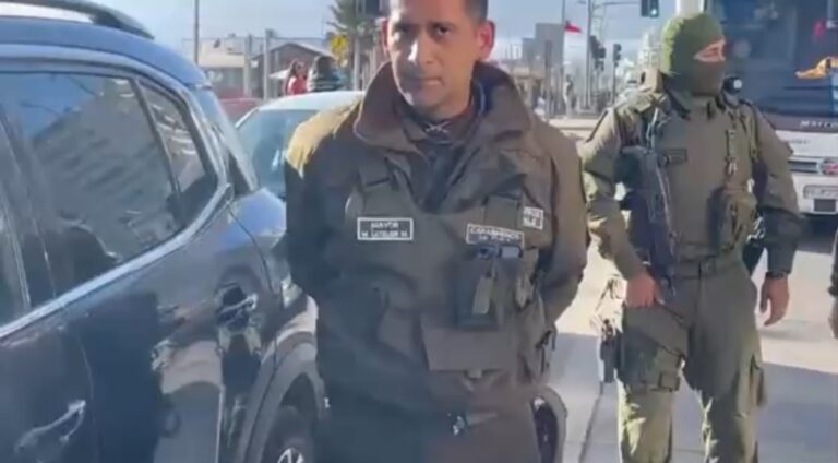 EXSEREMI de SALUD fue DETENIDO tras hacerse PASAR por CARABINERO y realizar CONTROLES VEHICULARES
