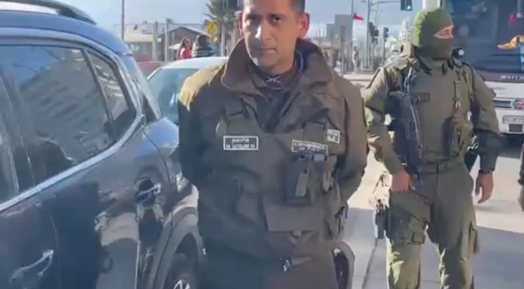 EXSEREMI de SALUD fue DETENIDO tras hacerse PASAR por CARABINERO y realizar CONTROLES VEHICULARES