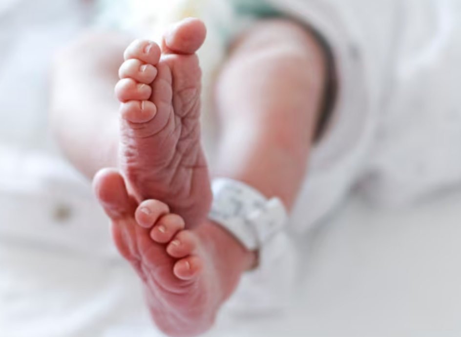 BEBÉ de 8 meses permanece en RIESGO VITAL tras INTOXICACIÓN con COCAÍNA: fue ABANDONADA en un Cesfam
