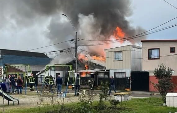URGENTE: Incendio afecta a VIVIENDAS del sector MEDIOCAMINO, Talcahuano