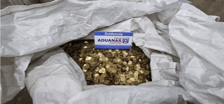 Insólito Intentaron sacar desde Chile hacia China más de  millones en monedas de 10 pesos