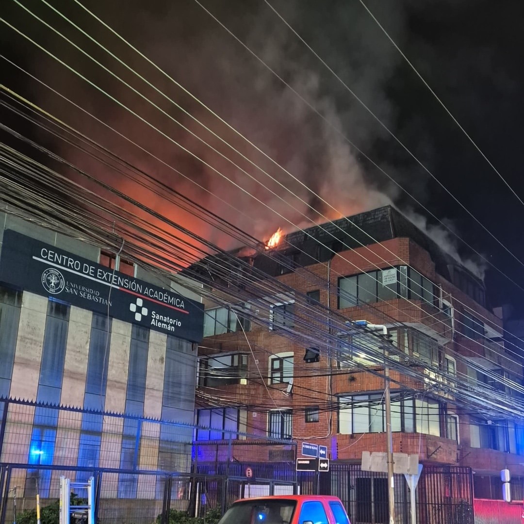 Incendio en Pedro de Valdivia moviliza a 10 compañías de Bomberos en Concepción