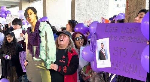ARMYS protestan por conciertos de BTS en Chile en Plaza Tribunales de Concepción