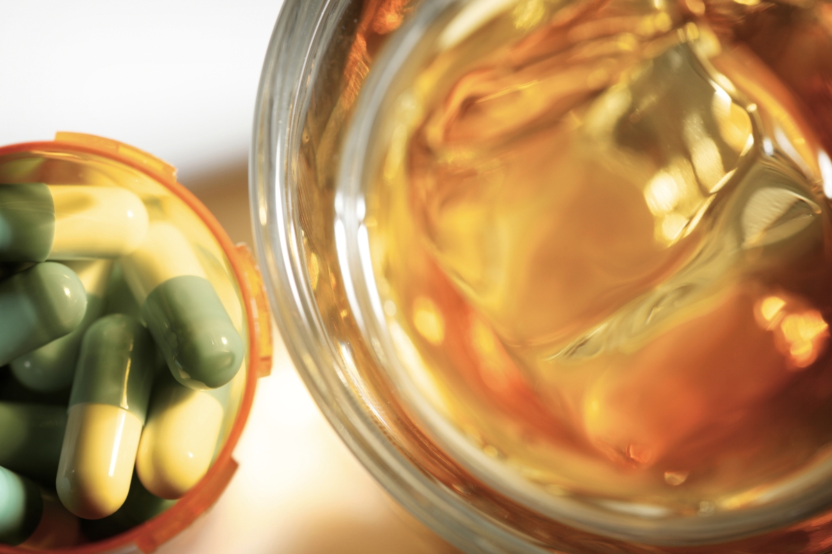 Expertos alertan por riesgos graves al mezclar medicamentos con bebidas alcohólicas