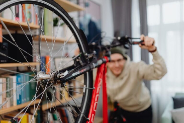 Pedaleando bajo lluvia en Concepción: ofrecerán revisión y reparación gratuita de bicicletas