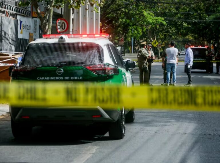 Mujer queda GRAVE tras ser ATROPELLADA por DELINCUENTES durante VIOLENTA ENCERRONA