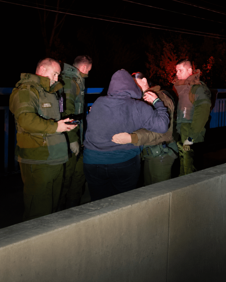 Nuevamente CARABINEROS EVITA TRAGEDIA y RESCATA a joven que intentó Lanzarse al río Leufucade en Lanco