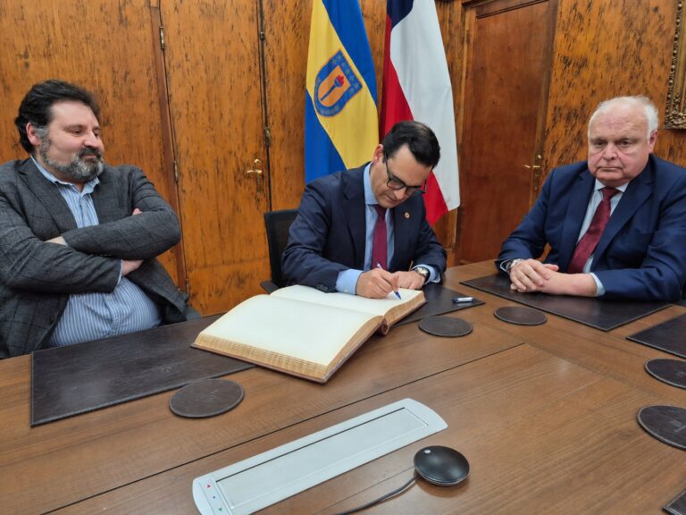 Próximo fiscal regional firmó el libro de visitas ilustres de la Facultad de Ciencias Jurídicas y Sociales UdeC