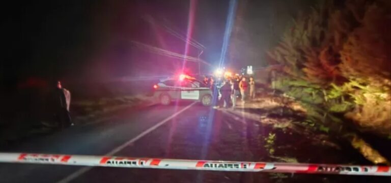 Mujer MUERE y DOS PERSONAS resultan LESIONADAS tras violenta COLISIÓN entre AUTOMÓVIL y RETROEXCAVADORA