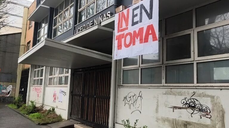 Paro docente y toma estudiantil marcan jornada en dos liceos emblemáticos de Concepción