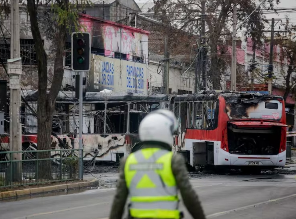 TRAGEDIA en barrio Franklin: CINCO MUERTOS tras CHOQUE de camioneta con bus RED e INCENDIO