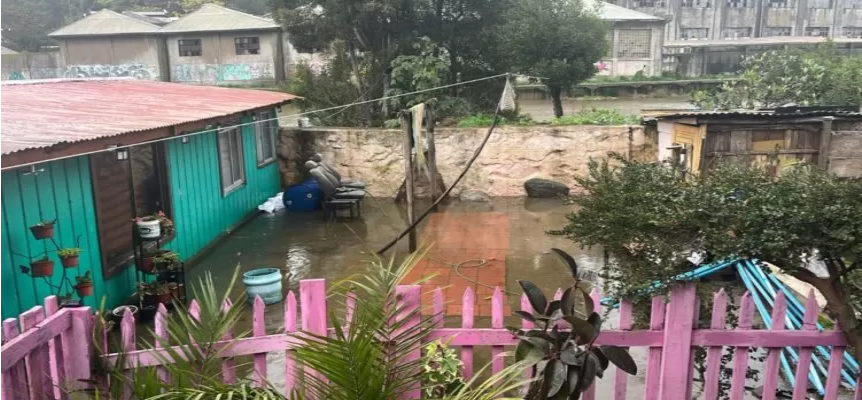 Reportan 7 casas inundadas por crecida de estero Bellavista en Tomé en Penco temen por deslizamientos