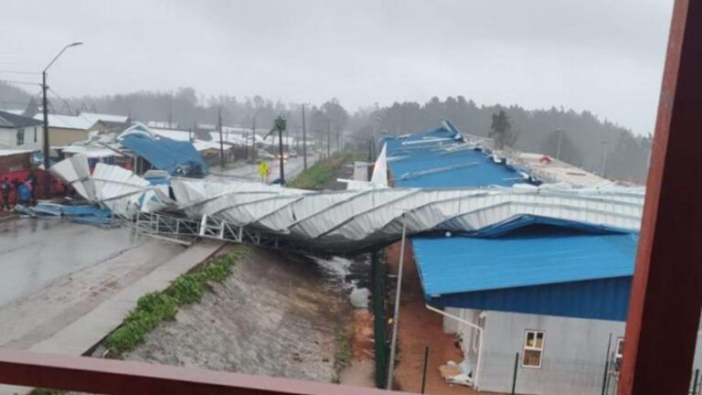 Voladura del 50% del techo de escuela modular de Punta de Parra obliga a suspender clases