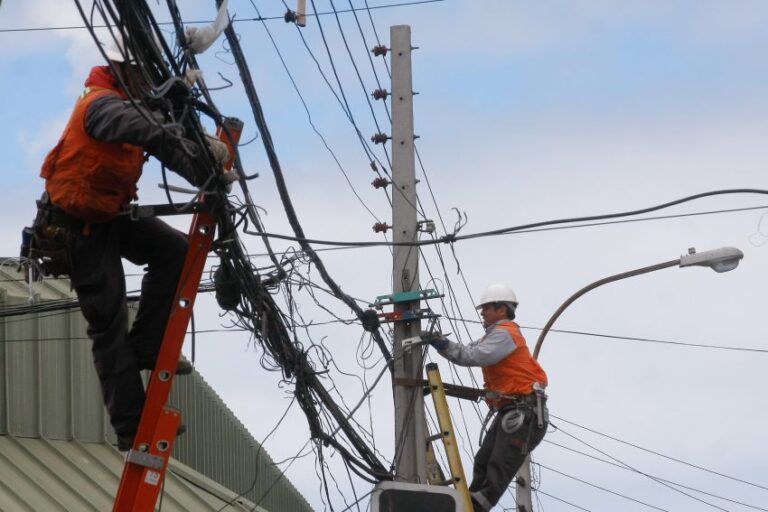 Más de 66 mil clientes siguen sin luz en Biobío tras el sistema frontal: estiman reposición para este viernes