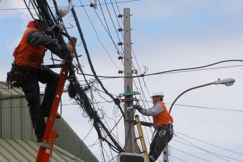 Más de 66 mil clientes siguen sin luz en Biobío tras el sistema frontal: estiman reposición para este viernes