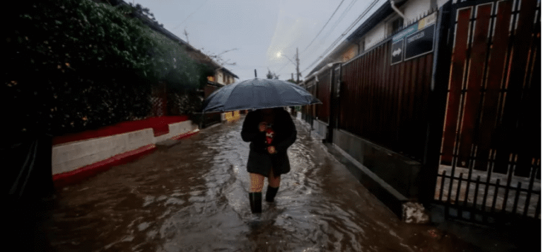 Cuatro fallecidos y casi 100 damnificados ha dejado sistema frontal en Chile