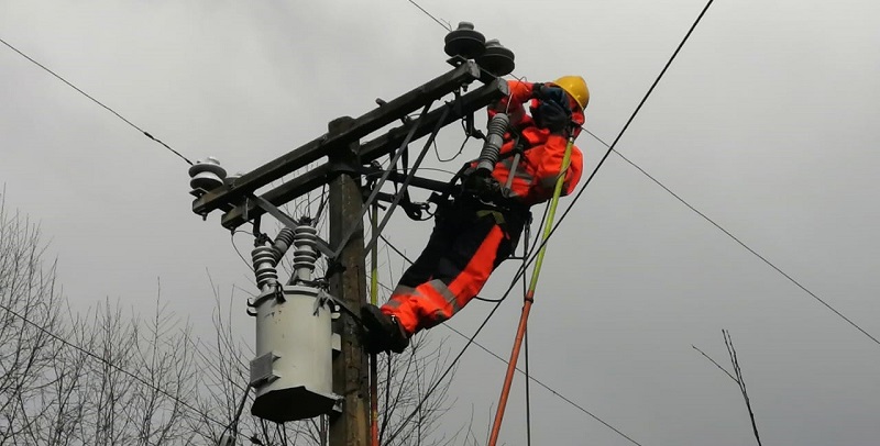 Cerca de 12 mil clientes están sin electricidad en Biobío