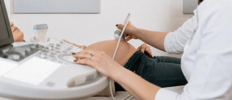 MINISTERIOS de la MUJER y SALUD EVITAN PRONUNCIARSE sobre polémico PROYECTO «Escucha su corazón»
