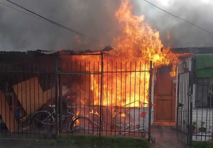 INCENDIO afecta a vivienda del sector LAS SALINAS, Talcahuano