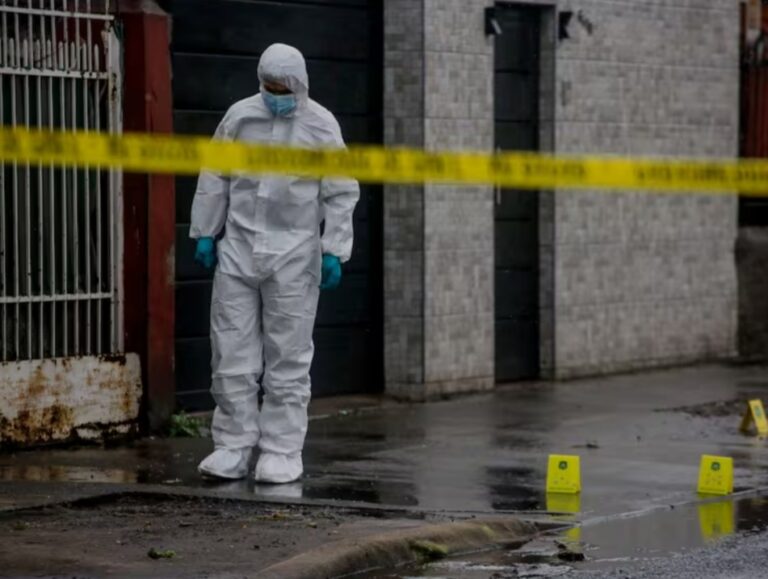 ADOLESCENTE de 17 años resulta HERIDO TRAS VIOLENTO ATAQUE ARMADO frente a edificio