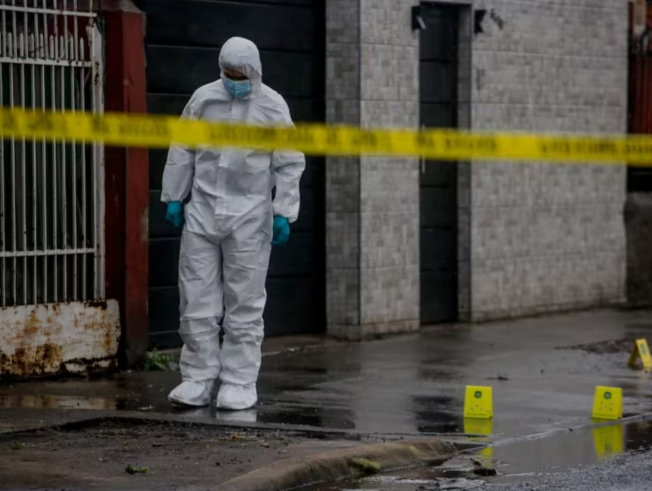 ADOLESCENTE de 17 años resulta HERIDO TRAS VIOLENTO ATAQUE ARMADO frente a edificio