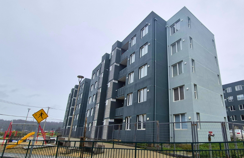 Filtraciones, humedad y ratones: reclamos de vecinos de Plaza de Andalién movilizan a Serviu y constructora