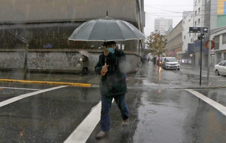 Picarones, velas y radios: el plan de los penquistas ante la lluvia para el fin de semana