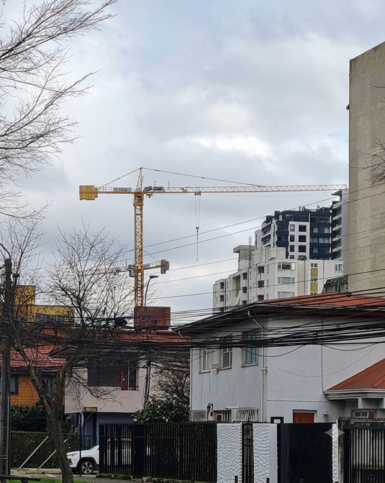 Tránsito en el centro de Concepción es interrumpido por desmontaje de grúa