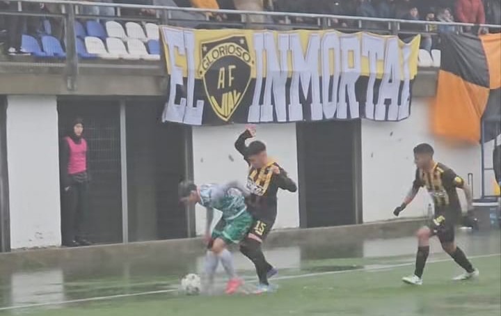 Vial estuvo más cerca, pero el partido se convirtió en poza y empató