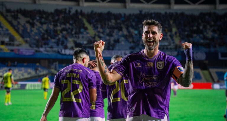 El “León” celebró con un bombazo de Sandoval y el primer gol chileno de Larrivey