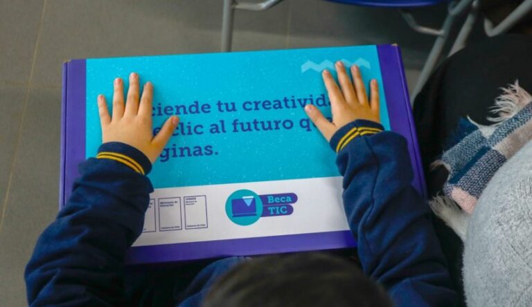 Junaeb entrega más de 600 computadores a escolares en Concepción