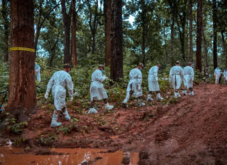 TRAGEDIA EN NEPAL: inundaciones dejan más de 900 MUERTOS y obligan a ENTERRAR CUERPOS sin IDENTIFICAR