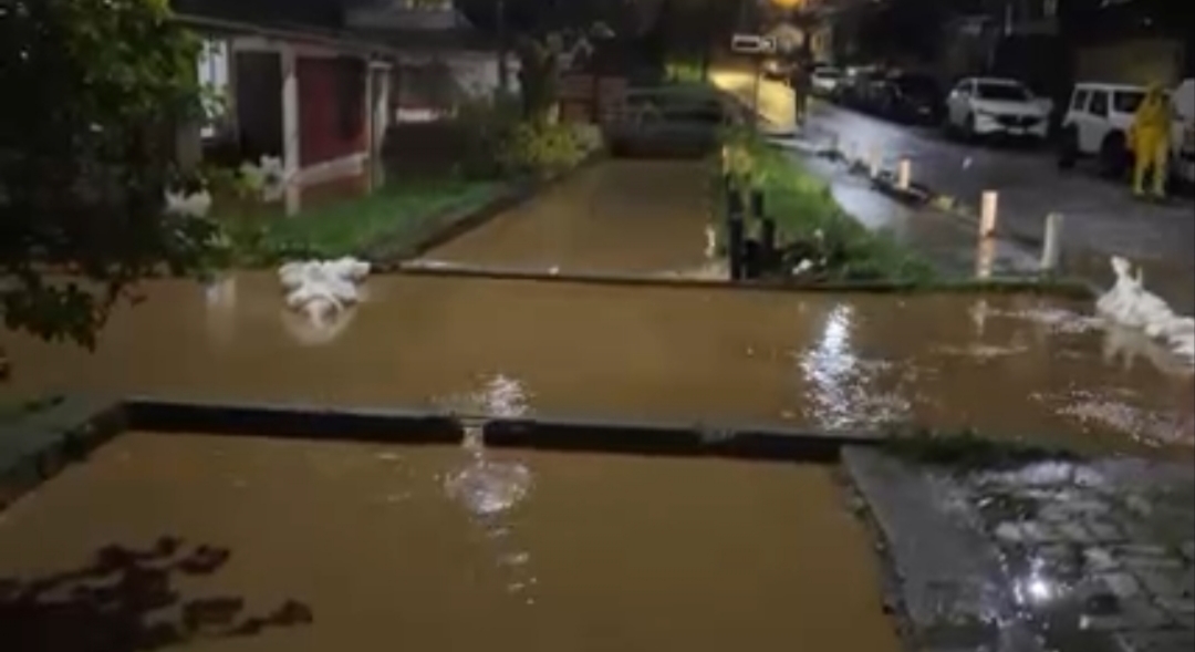 CRECIDA del ESTERO Penco provoca INUNDACIONES y AUTORIDADES llaman a no ACUDIR al CENTRO de la COMUNA
