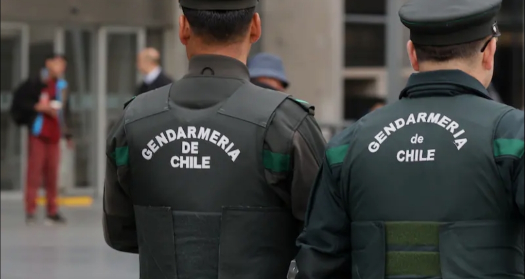 Gendarmería desvincula a cuatro funcionarios por integrar red delictual al interior de Santiago 1