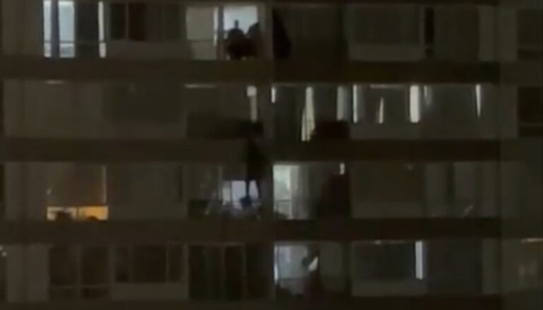 FEMICIDIO FRUSTRADO: hombre ATACÓ a su EXPAREJA con BENCINA, INCENDIÓ un DEPARTAMENTO y escapó por los BALCONES
