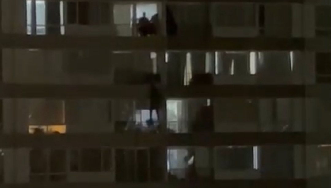 FEMICIDIO FRUSTRADO: hombre ATACÓ a su EXPAREJA con BENCINA, INCENDIÓ un DEPARTAMENTO y escapó por los BALCONES