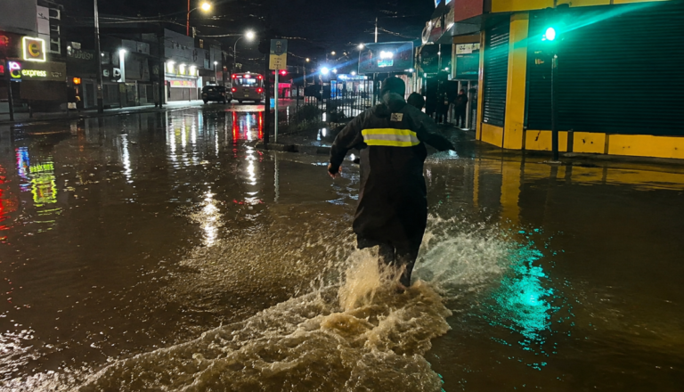 DESBORDE del estero QUILQUE provoca INUNDACIONES y SUSPENDE el TRÁNSITO en el centro de Los Ángeles