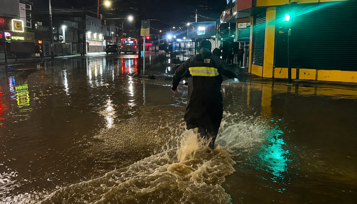 DESBORDE del estero QUILQUE provoca INUNDACIONES y SUSPENDE el TRÁNSITO en el centro de Los Ángeles