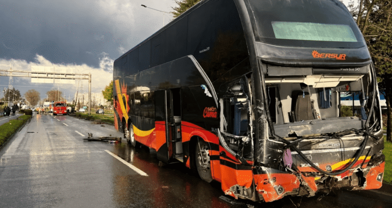 DOS MUERTOS deja colisión entre FURGÓN y BUS que trasladaba a JUVENILES de Deportes Temuco