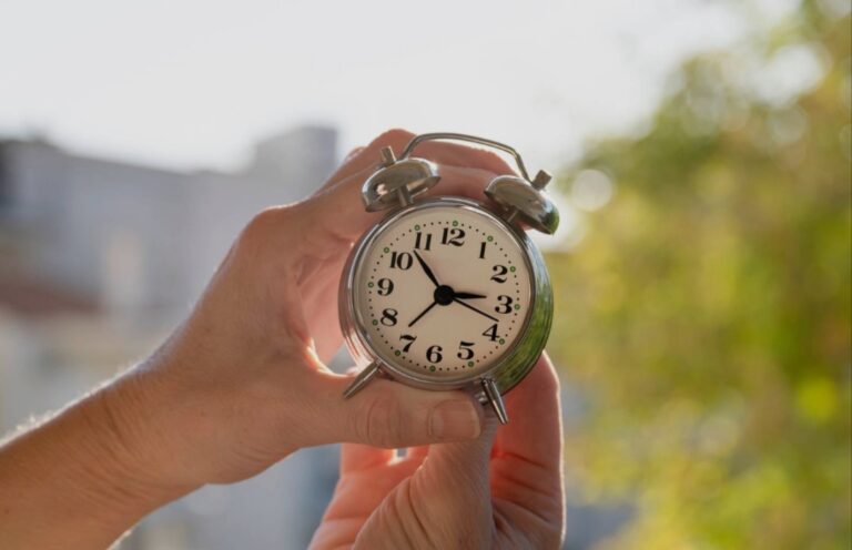 CAMBIO DE HORA 2026 EN CHILE: conoce la FECHA en que COMENZARÁ a regir el HORARIO de VERANO