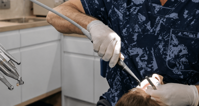 CLÍNICA DENTAL deberá PAGAR  MILLONES a paciente tras EXTRAERLE una MUELA por ERROR