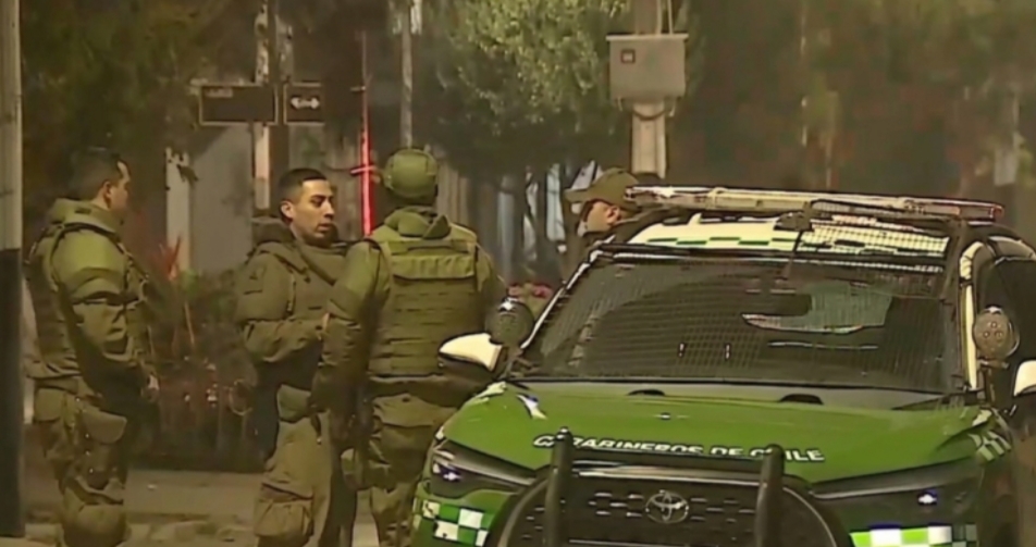 Carabinero sufrió FRACTURAS en AMBAS PIERNAS tras ser ATROPELLADO por CAMIÓN ROBADO durante PERSECUCIÓN