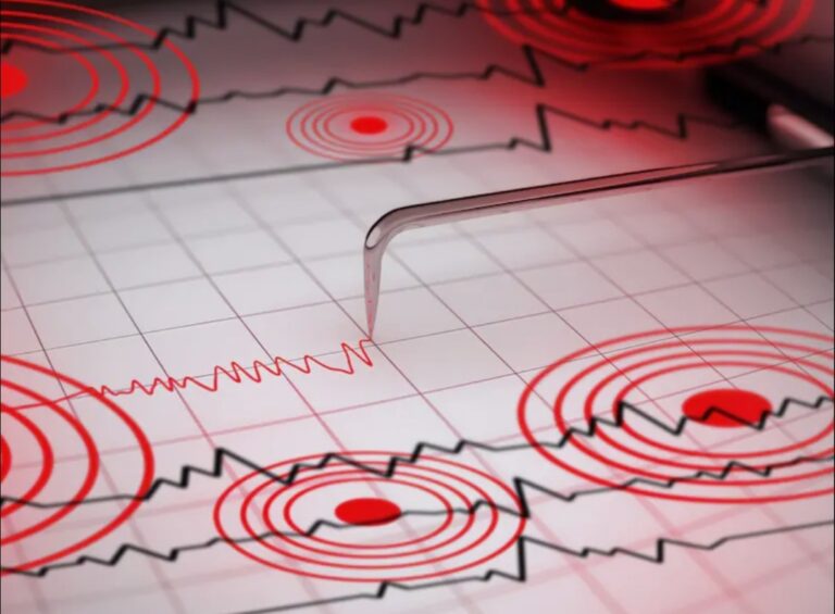 TERREMOTO de magnitud 7,7 sacude las COSTAS de INDONESIA y genera EVALUACIÓN por POSIBLE TSUNAMI