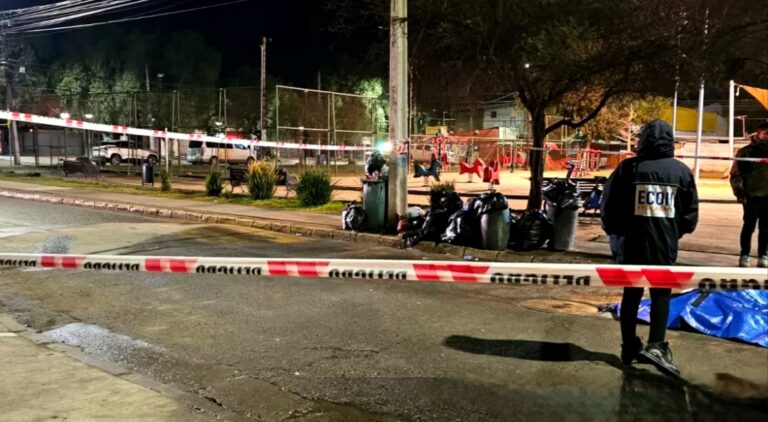 ASESINATO: hombre MUERE tras RECIBIR un DISPARO en la CABEZA a metros de una multicancha