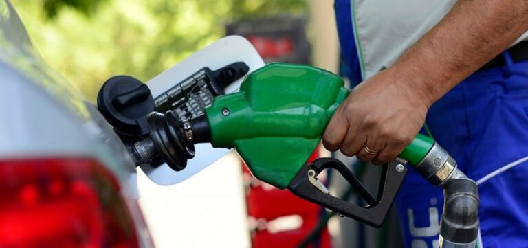 Combustibles volverían a subir esta semana Proyectan alzas de hasta  por litro