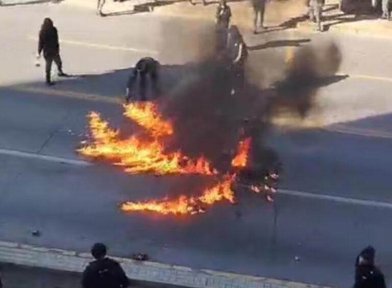 BARRICADAS INCENDIARIAS generan operativo POLICIAL en las AFUERAS del Liceo José Victorino Lastarria