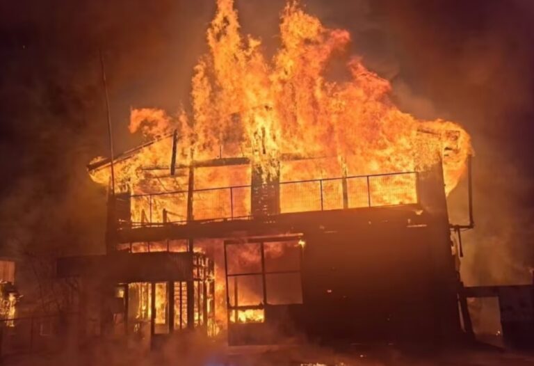 TRAGEDIA: INCENDIO deja una persona FALLECIDA y DESTRUYE CUARTEL de BOMBEROS