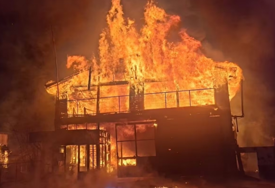 TRAGEDIA: INCENDIO deja una persona FALLECIDA y DESTRUYE CUARTEL de BOMBEROS