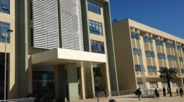 Contraloría detecta ATENCIONES a FAMILIARES y 90 SALIDAS ANTICIPADAS de JEFA de Odontología del Hospital de Los Ángeles